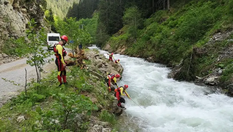 Trabzon'da Dereye Düşen Çocuğun Aranma Çalışmaları Devam Ediyor