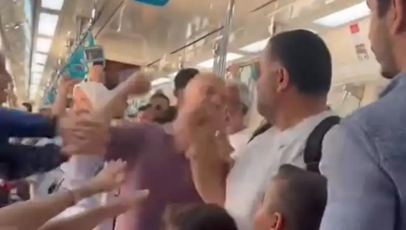 Marmaray'da Yumruklu Kavga: Yolcular Arasında Neler Oldu?