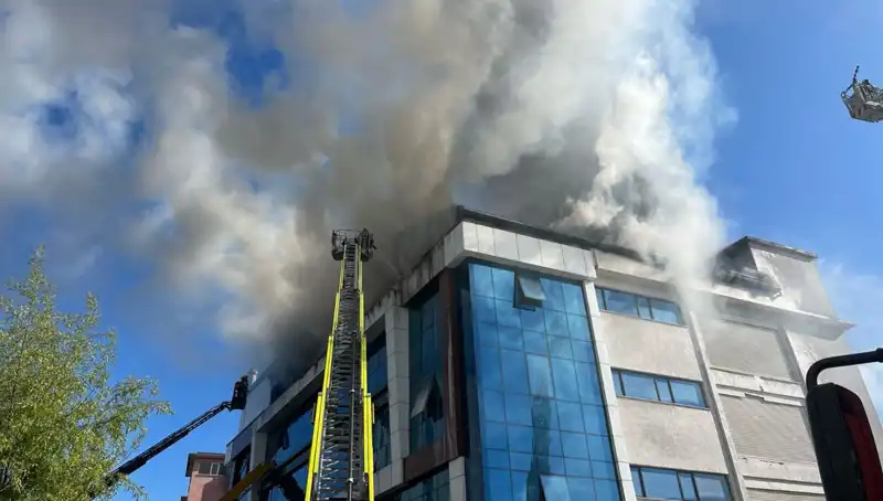Esenyurt'taki Tekstil Atölyesinde Korkutan Yangın: 5 Kişi Yaralandı