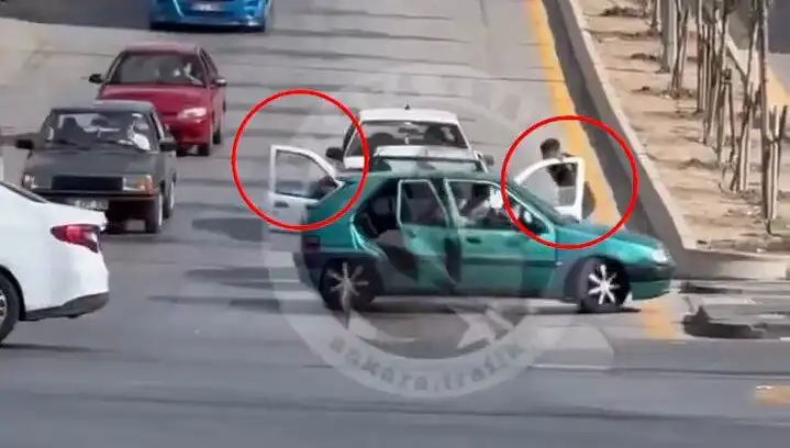 Trafikte Bıçak ve Kılıçlarla Saldıran Şahıslar Gözaltına Alındı