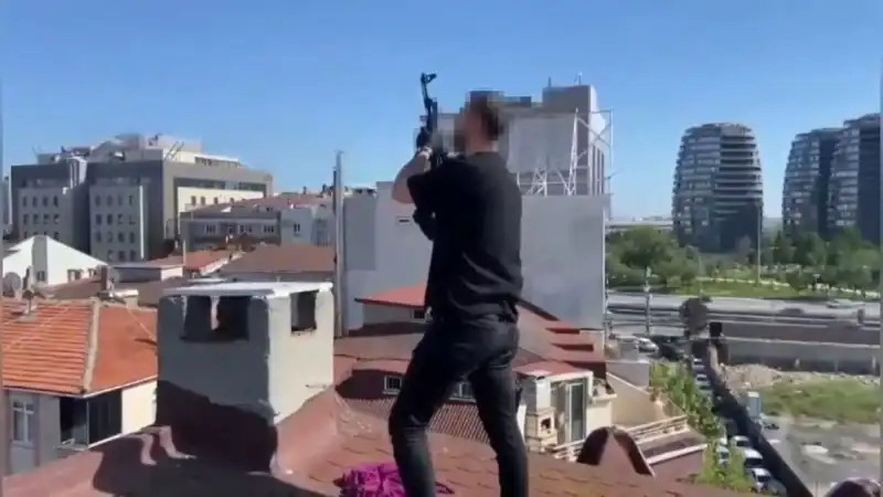 İstanbul'da Görülen Çatı Operasyonu: Bacadan AK-47 Çıktı!