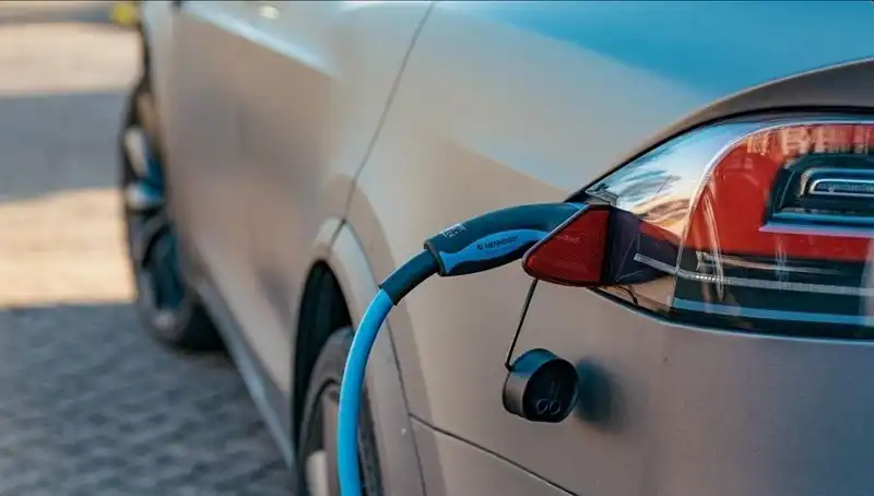 Elektrikli Araç Satışları Düşüşte: Nedenleri ve Gelecek Tahminleri