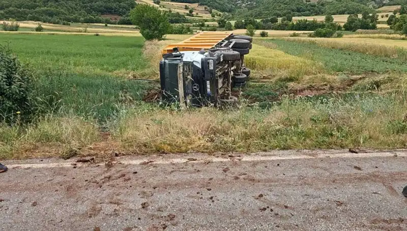 Tokat'ta Devrilen Kamyon Korkunç Bir Kazaya Sebep Oldu! Şoför Hayatını Kaybetti
