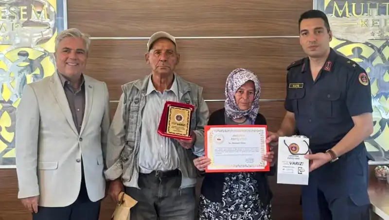 Tek Varlıkları Olan Evi Jandarmaya Bağışlayarak Duygulandıran Aile