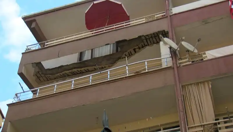 Güngören’de Korkunç Bir Çökme: Beş Katlı Binanın Balkonu Neden Düştü?