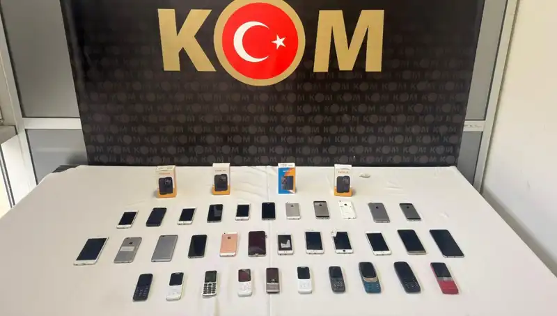 37 Kaçak Cep Telefonu Ele Geçirildi: Gümrükte Şok Baskın!