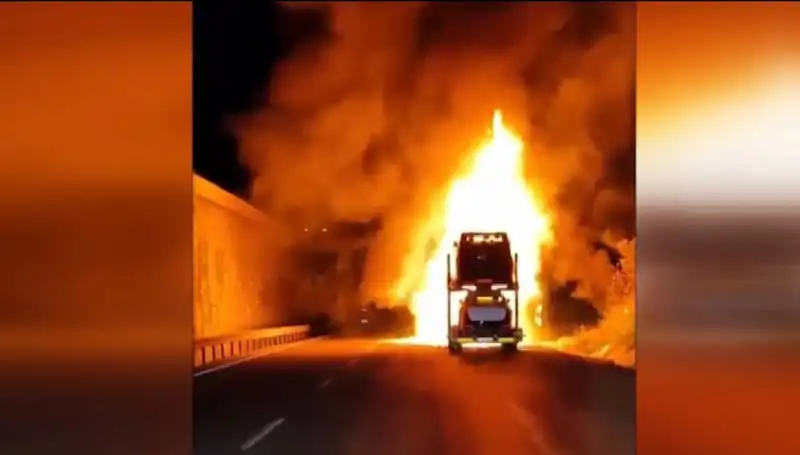 Otomobil Yüklü Tırda Çıkan Yangın, 8 Araç Kül Oldu!