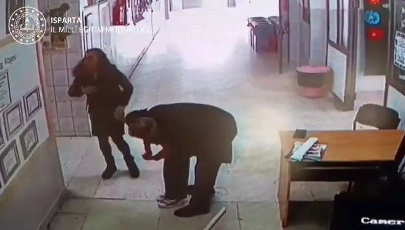 İlkokulda Gözler Önünde Yaşanan Dram: Öğrencisini Heimlich Manevrası ile Kurtaran Öğretmen