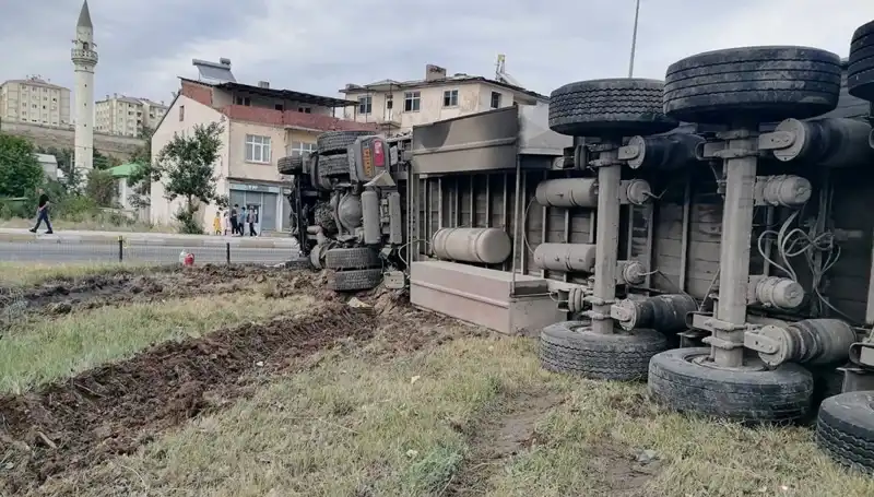 Erzurum’da Freni Boşalan TIR, Dehşet Saçtı: Kazanın Şoke Eden Detayları
