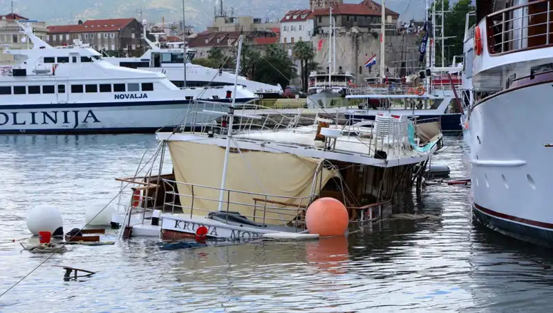 Hırvatistan'da Yağış ve Fırtına: Feribot Kazası Sebebiyle Gemi Battı!