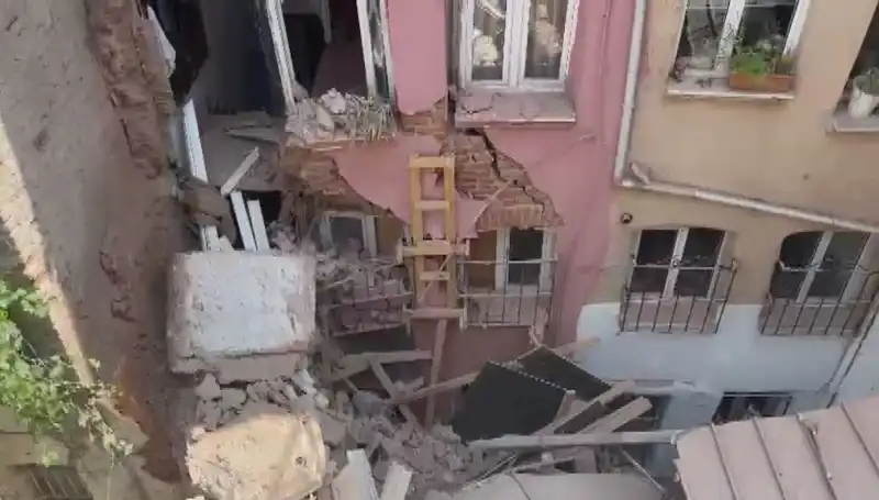 İstanbul’da Üç Katlı Binanın Balkonu Çöktü: O Anlar Kayıt Altına Alındı
