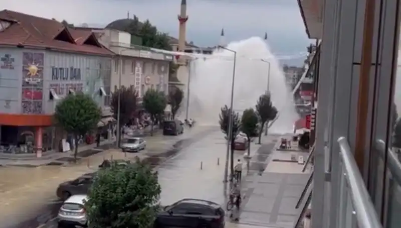 İçme Suyunda Şok: Patlayan Boru Su Fışkırttı ve Kenti Sarstı