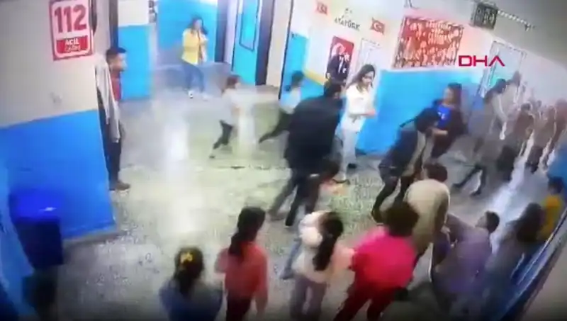 Okulda Bayılan Öğrenciyi Müdür Yardımcısı Dakikalar İçinde Kurtardı!