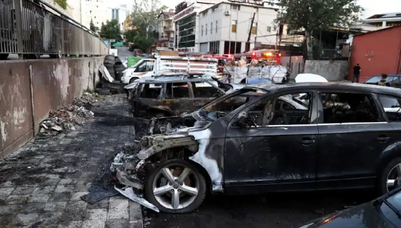 Sanayi Bölgesinde Şok: Tamir İçin Bekleyen Araçlar Alev Alev Yandı!
