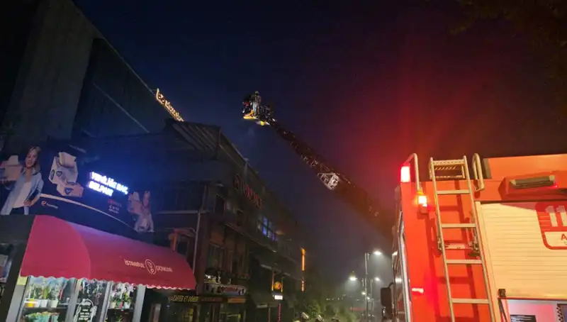 Beşiktaş'ta Korkutan Yangın: 3 Katlı Restoran Alev Alev Yandı