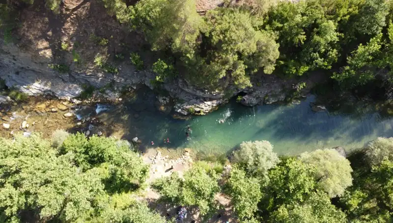 Adana’nın Nemli Günlerinde Yaylacılar Doğal Sularla Serinleme Yolu Aradı