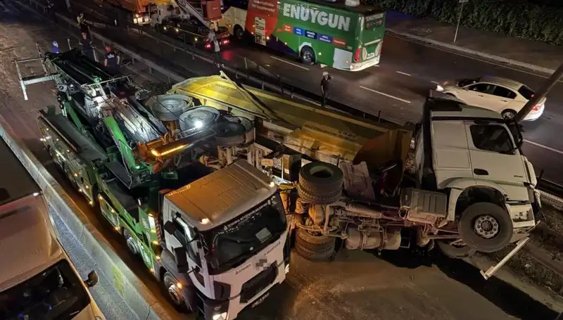 Moloz Yüklü Hafriyat Kamyonu Devrildi: Olay Yeri Detayları ve İlk Bilgiler
