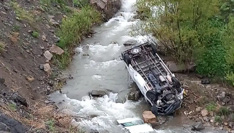 Hakkari'de Minibüs Devrildi: Facia Sonucunda İki Can Kaybı ve Üç Yaralı