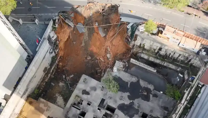 Sarıyer’de Korkutan Yol Çökmesi: Cadde Uzun Süre Trafiğe Kapalı Kalacak