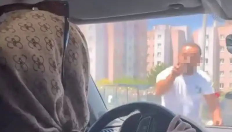Trafikte Dehşet Anları: Önünü Kesip Aracın Camını Yumrukladı