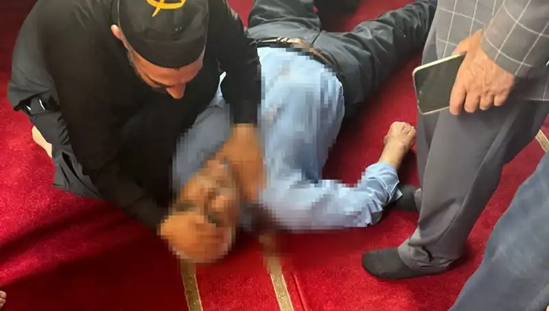 Camide Namaz Kılarken Bıçaklanan Şahsın Hayatı Korkunç Bir Olayla Son Buldu