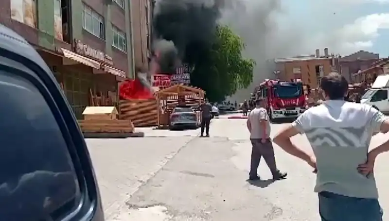 Ankara'da Yangın: İş Yerlerinde Alevler Yükseldi, Nedenleri Araştırılıyor