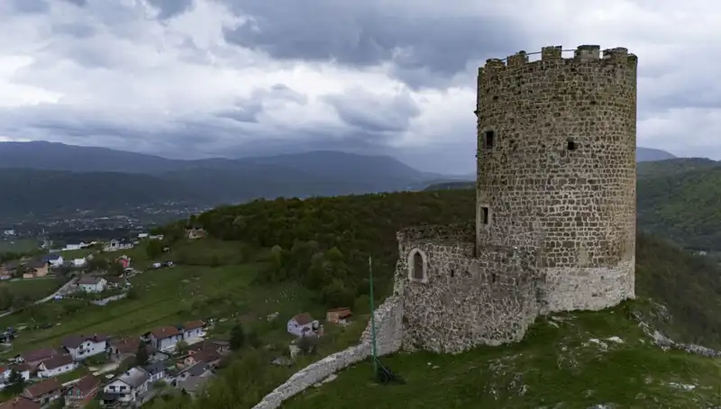 Sokolac Kalesi: Bosna-Hersek'in Tarihinde Zamanla Yarışan Gizemli Bir Yapı
