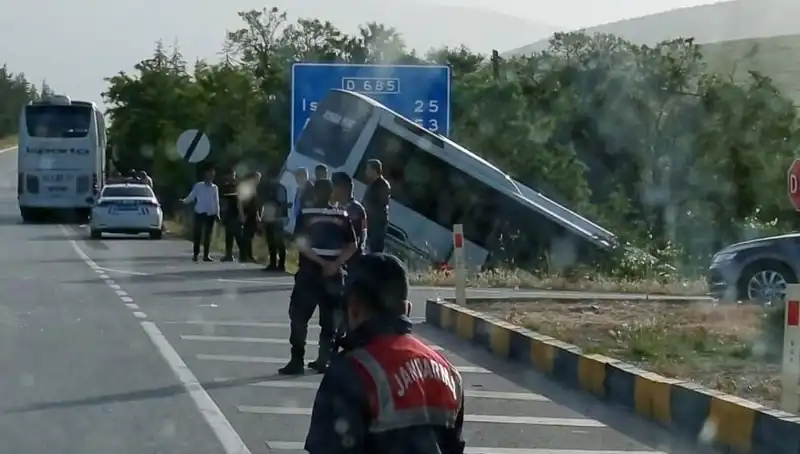 Isparta’da Korkunç Kaza: Tur Otobüsü İle Yolcu Otobüsü Çarpıştı, Çok Sayıda Yaralı Var!