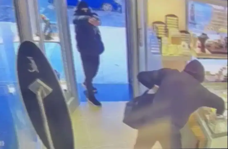 Ümraniye'de Maskeli Soygun Girişimi: 5 Kişi Yakalandı!
