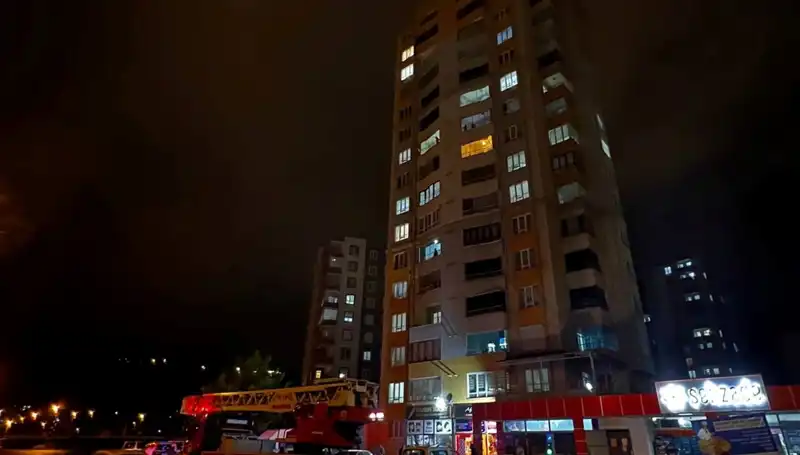 Yıldırım Düşmesiyle Apartman Çatısında Büyük Hasar: Gökyüzünden Gelen Tehlike
