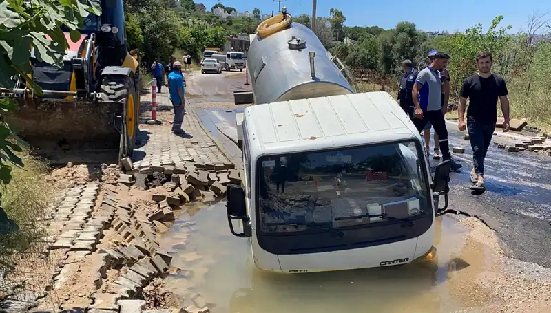 Bodrum’da Su Hattı Patladı, Tanker Derin Çukura Düşerek Yaradı