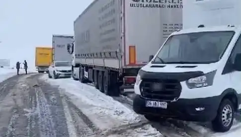 Kars-Ardahan Karayolunda Kar Yağışı: TIR'lar Yolda Kaldı, Seyahat Etmek İsteyenler Dikkat!