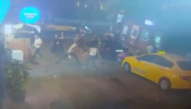 Beyoğlu'nda Laf Atma Kavgası: Kanlı Çatışma Gözleri Doldurdu