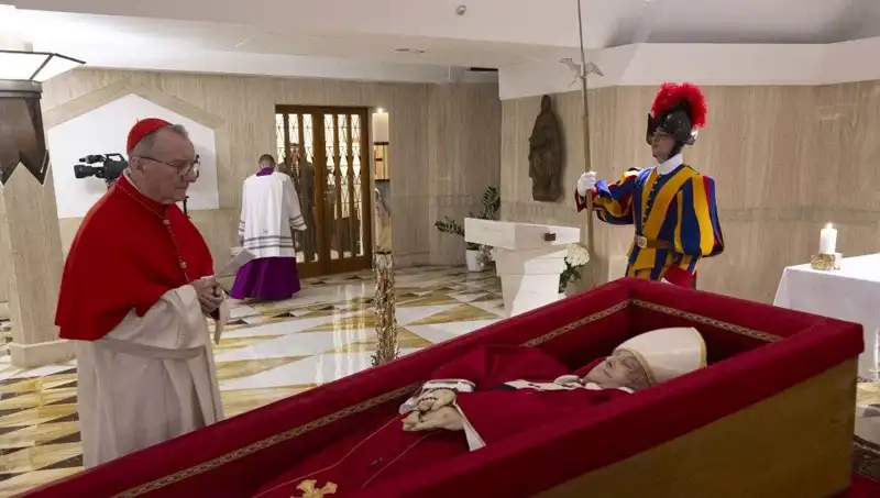 Papa’nın Tabutundaki Fotoğraflar: Duygusal Anlar ve Anılar