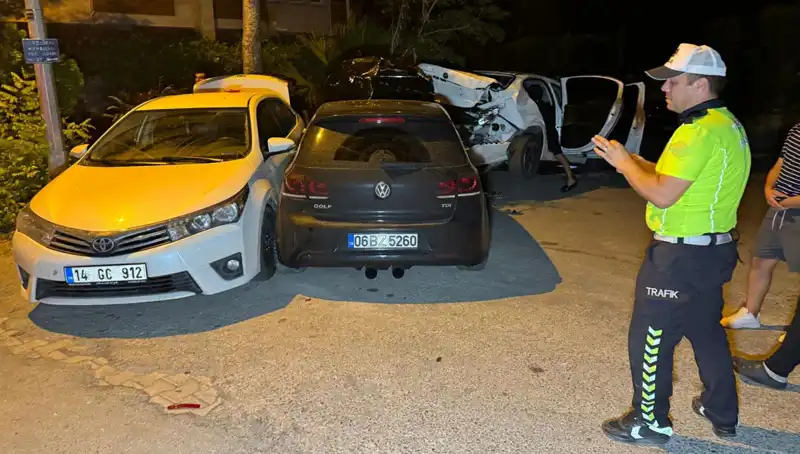 Alkollü Sürücü Geceyi Alev Alev Yaktı: Üç Araca Çarptı!