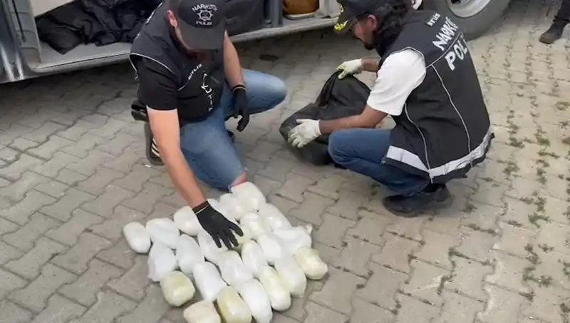 Yolcu Valizinden Çıkan 13 Kilo Metamfetamin Polisi Şoka Uğrattı