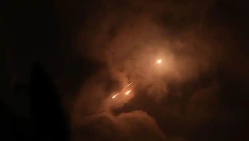 İran'ın Gece Saldırı Stratejisi: Füzelerin Ateş Çatışma Zamanlaması Neden Önemli?