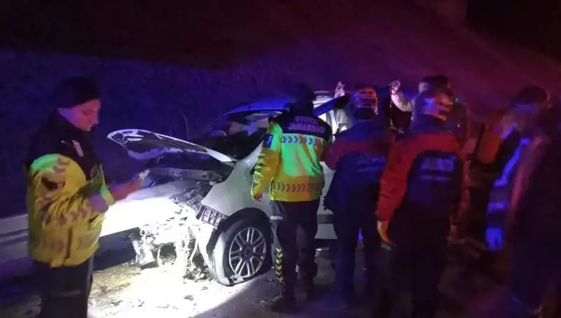 Bariyer Aracın İçine Saplandı: Kaza Sonrası Dört Kişi Yaralandı!