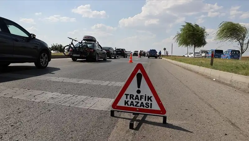 Adana'da Kamyon ile Otomobil Çarpıştı: Korkunç Kazada 1 Ölü, 1 Yaralı