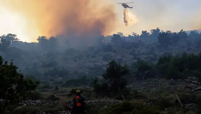 Eğriboz Adası’nda Yangın Alarmı: İki Köy Acil Tahliye Sürecinde!