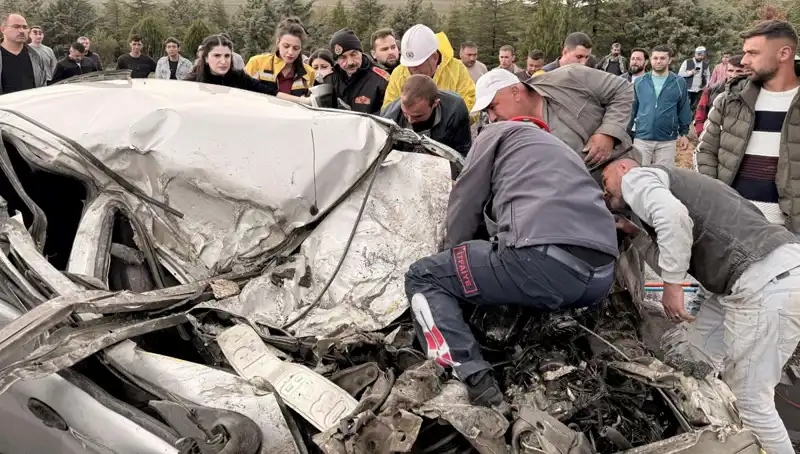 TIR ile Çarpışan O Araç: Sonuçları Kağıt Gibi Ezildi