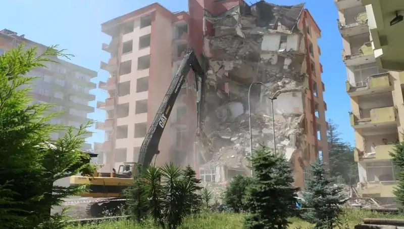 Dalgalar Değil Deprem: Sahil Kentlerinde İki Bina Yıkılmaya Başlandı
