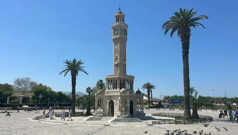 İzmir'de Sıcaklık Rekoru Kırıldı: 42 Derecede Meydanlar Boş Kaldı