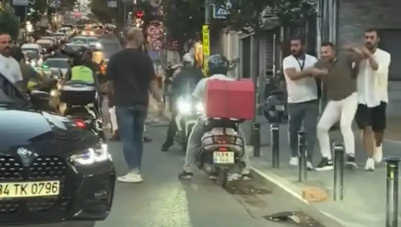 Nişantaşı'nda Yol Verme Kavgası Sopalı Saldırıya Dönüştü!