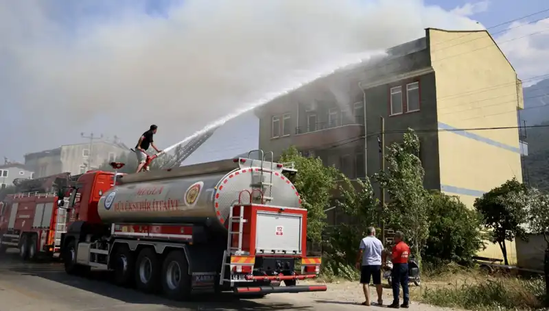 Çatı Katındaki Yangın Korku Dolu Anlar Yaşattı