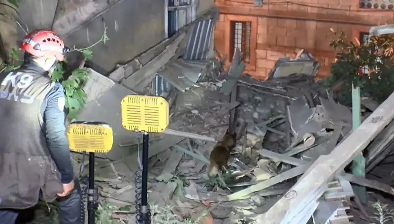 İstanbul'da Deprem Sonrası Şok: Hasar Alan Bina Göçtü!
