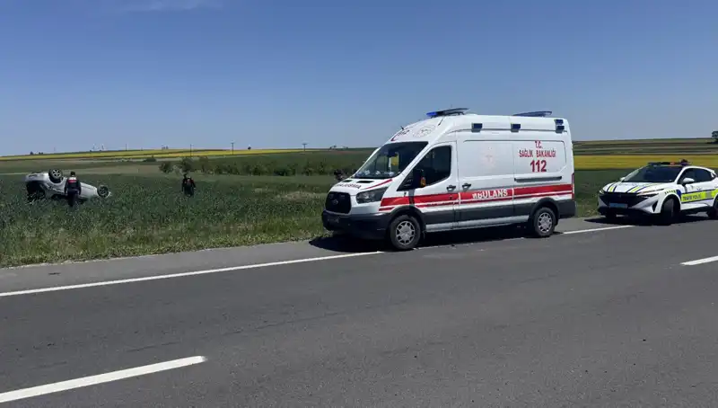 Edirne'de Devrilen Otomobil: Sürücü ve Eşi Yaralandı