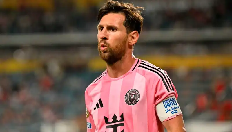 Messi’nin İlk Maçında Sıcak Anlar: Direkten Dönen Şut Tüm Dikkatleri Üzerine Çekti
