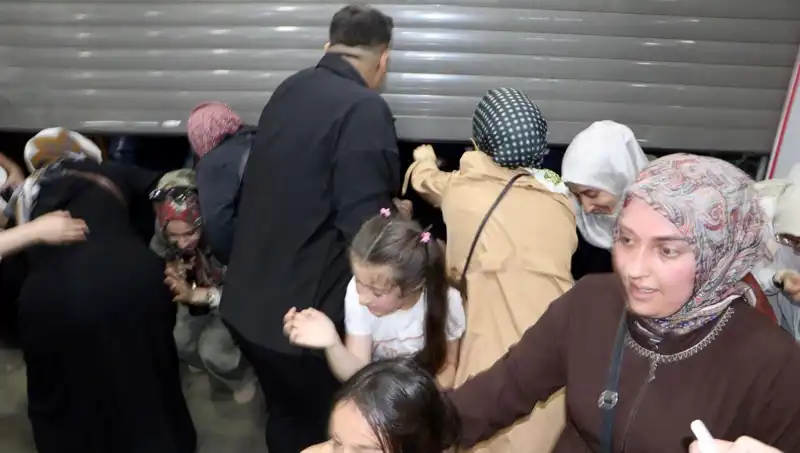 Avm'de Yüzde 50 İndirim Fırsatı: İzdiham ve Alışveriş Çılgınlığı