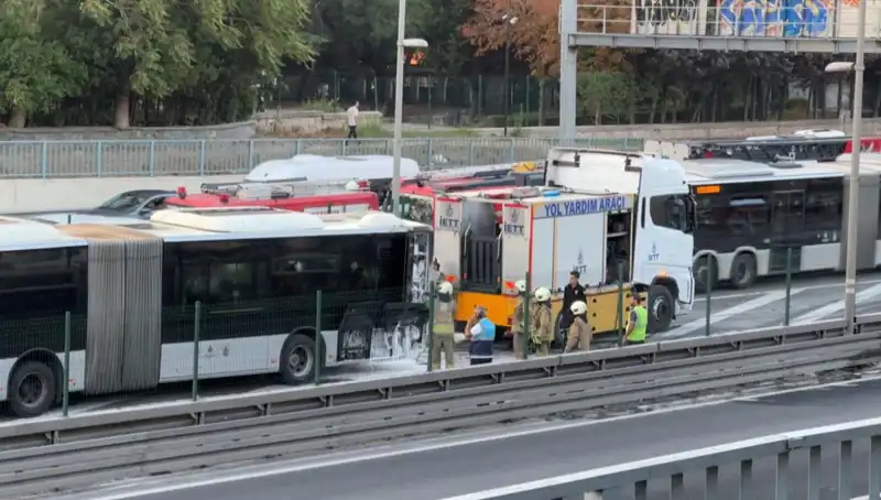 İstanbul Metrobüs Yangını: Çözüm Arayışları ve Trafik Kaosu